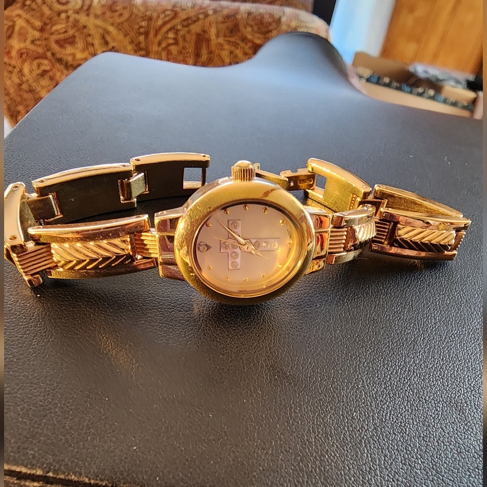 Vintage Elgin Women’s Gold-Tone Quartz Watch with Crystal Cross Dial – 7" Bracel